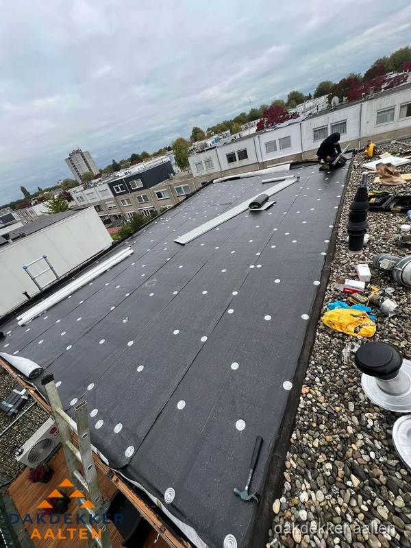 Dakleer vervangen op groot plat dak door dakdekker in Aalten Dakleer vervangen op groot plat dak door dakdekker in Aalten