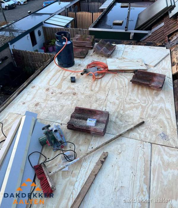 Dakreparatie werkzaamheden op plat dak met gereedschap in Aalten Dakreparatie werkzaamheden op plat dak met gereedschap in Aalten