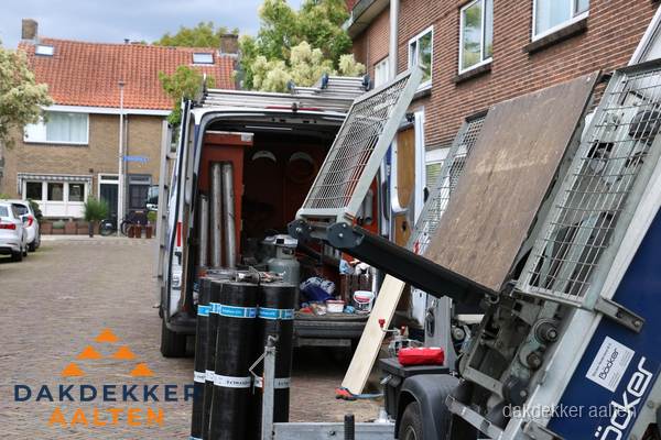 Dakdekkersbusje met materiaal en ladderlift voor dakpannen vervangen in Aalten