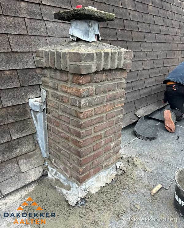 Schoorsteen reparatie met lood en voegwerk op leien dak in Aalten Schoorsteen reparatie met lood en voegwerk op leien dak in Aalten