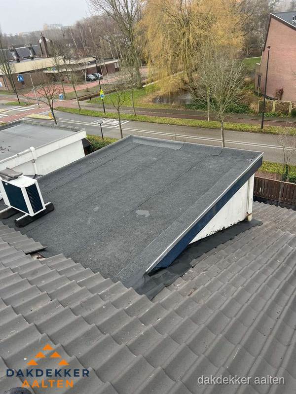 Plat dak met bitumen isolatie en dakbedekking in Aalten Plat dak met bitumen isolatie en dakbedekking in Aalten