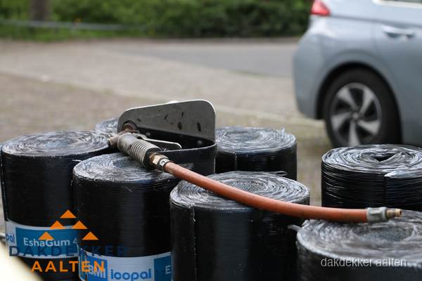 Rollen bitumen dakbedekking EshaGum klaar voor installatie in Aalten Rollen bitumen dakbedekking EshaGum klaar voor installatie in Aalten
