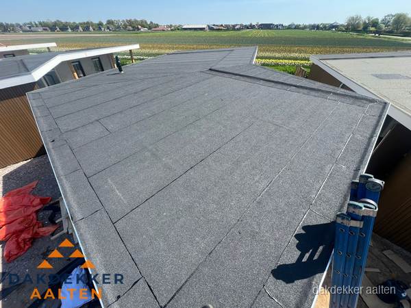 Nieuw bitumen plat dak met uitzicht over landschap in Aalten Nieuw bitumen plat dak met uitzicht over landschap in Aalten
