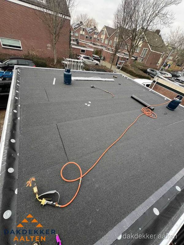 Afgewerkte dakrenovatie met bitumen op plat dak in Aalten