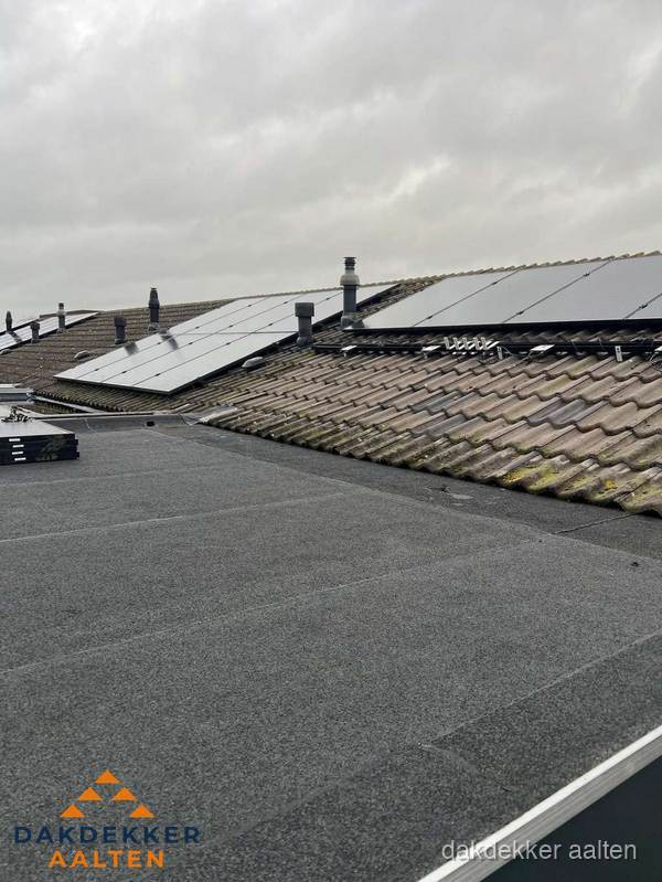 Bitumen dakbedekking op plat dak met aansluitend pannendak en zonnepanelen in Aalten Bitumen dakbedekking op plat dak met aansluitend pannendak en zonnepanelen in Aalten