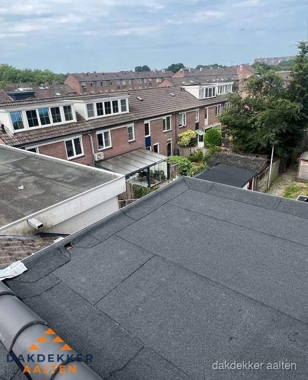 Vernieuwd plat dak met bitumen in woonwijk in Aalten Vernieuwd plat dak met bitumen in woonwijk in Aalten