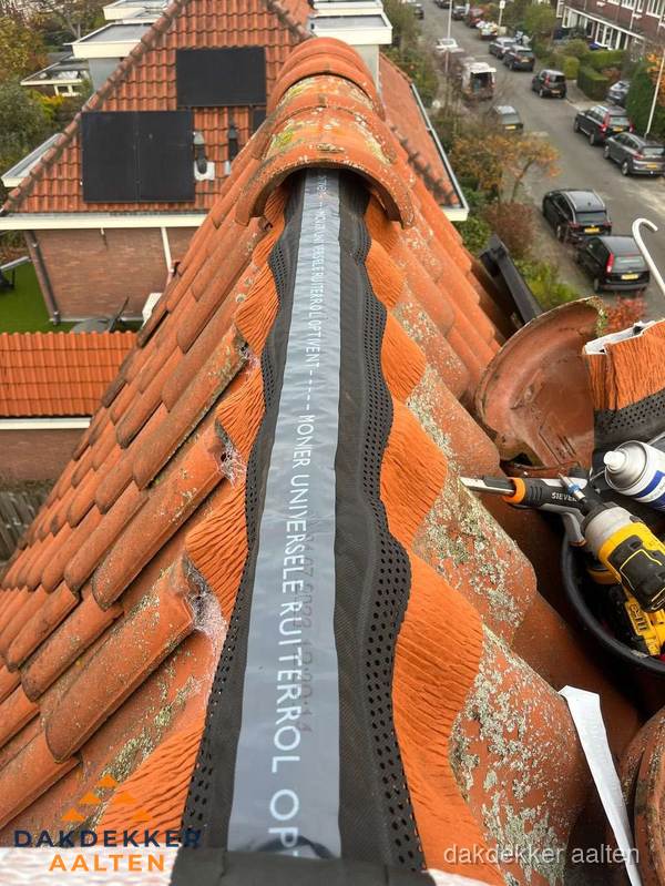 Dakdekker vervangt nokvorst met ruiterrol op pannendak in Aalten Dakdekker vervangt nokvorst met ruiterrol op pannendak in Aalten