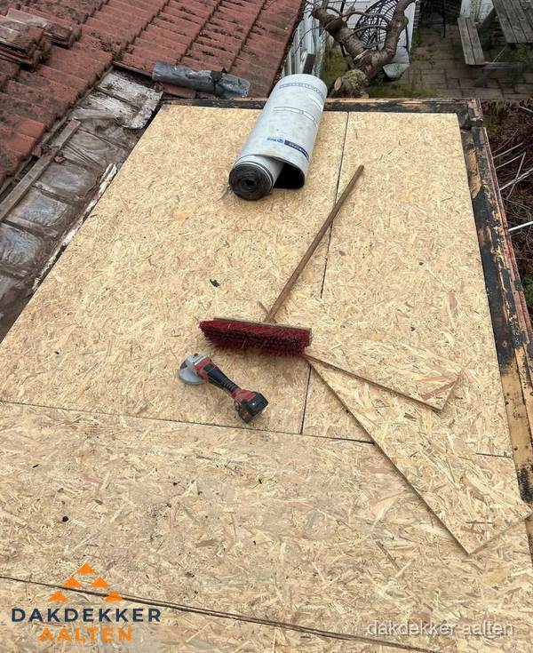 Plat dak vervangen met nieuwe OSB-ondergrond en bitumenrol in Aalten Plat dak vervangen met nieuwe OSB-ondergrond en bitumenrol in Aalten