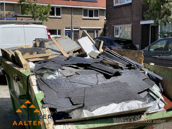 Afvalcontainer met gesloopt dakmateriaal tijdens dakkapel renovatie in Aalten Afvalcontainer met gesloopt dakmateriaal tijdens dakkapel renovatie in Aalten