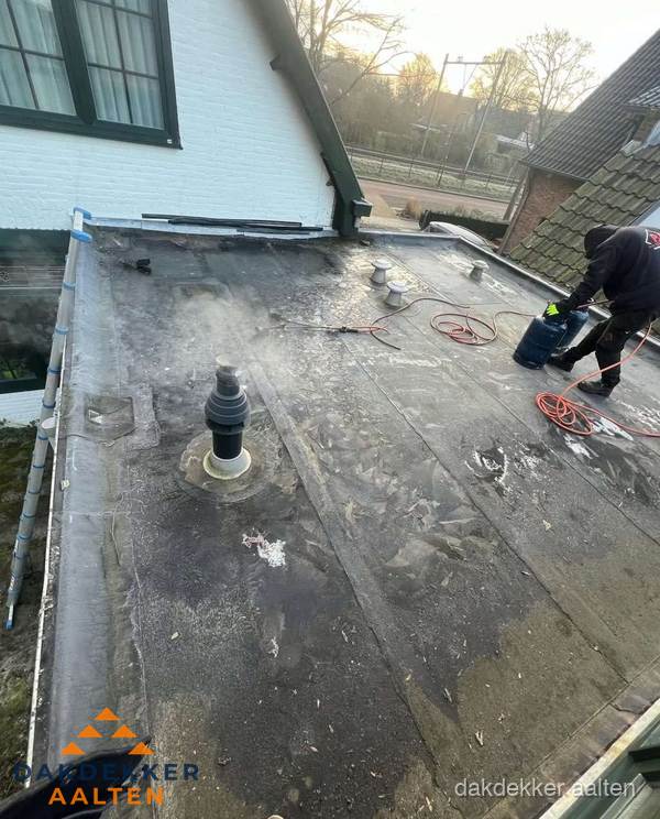 Dakdekker verhelpt daklekkage op plat dak in Aalten Dakdekker verhelpt daklekkage op plat dak in Aalten