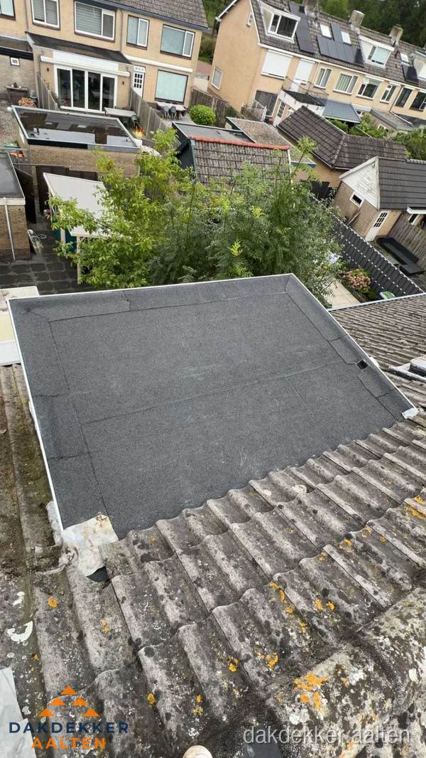 Plat dak aanbouw met bitumen dakbedekking in woonwijk Aalten Plat dak aanbouw met bitumen dakbedekking in woonwijk Aalten