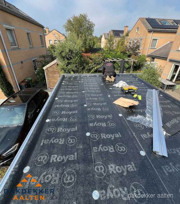 Dakdekker aan het werk op plat dak renovatie in Aalten Dakdekker aan het werk op plat dak renovatie in Aalten