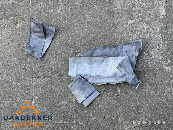 Oude verwijderde loodslabben na vervanging in Aalten Oude verwijderde loodslabben na vervanging in Aalten
