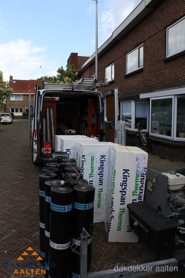 Levering van Kingspan isolatieplaten en bitumenrollen voor dakproject in Aalten Levering van Kingspan isolatieplaten en bitumenrollen voor dakproject in Aalten