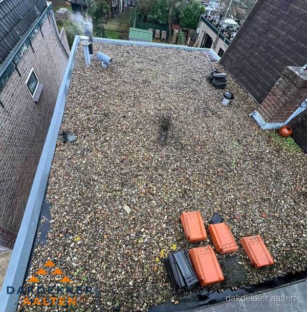 Plat dak met grindballast en dakdoorvoeren in Aalten Plat dak met grindballast en dakdoorvoeren in Aalten