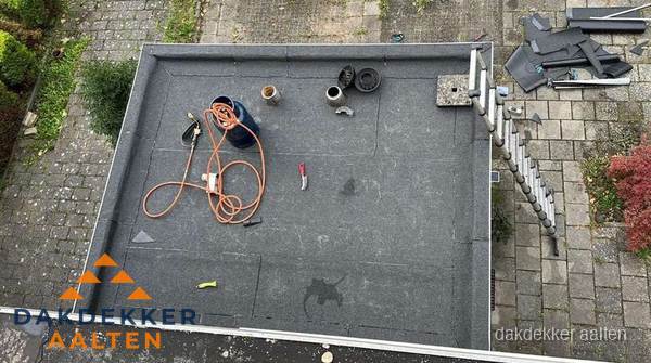 Plat dak met nieuwe bitumen bedekking in Aalten Plat dak met nieuwe bitumen bedekking in Aalten