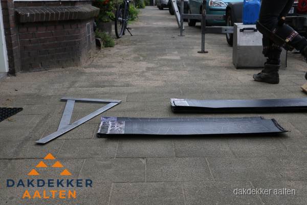 Dakbedekkingsmateriaal en zinkwerk klaargelegd voor reparatie in Aalten Dakbedekkingsmateriaal en zinkwerk klaargelegd voor reparatie in Aalten