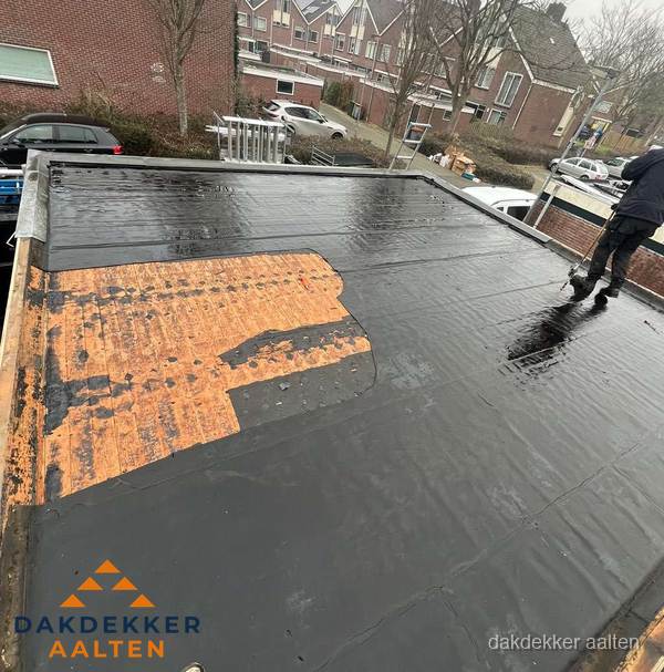Dakdekker brengt EPDM dakbedekking aan op plat dak in Aalten Dakdekker brengt EPDM dakbedekking aan op plat dak in Aalten