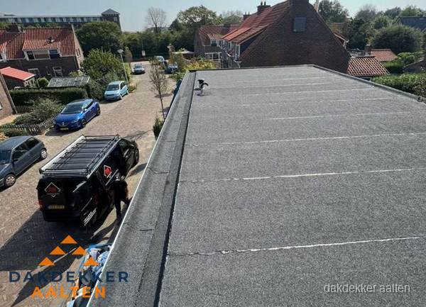 Nieuw bitumen plat dak met uitzicht over woonwijk in Aalten Nieuw bitumen plat dak met uitzicht over woonwijk in Aalten