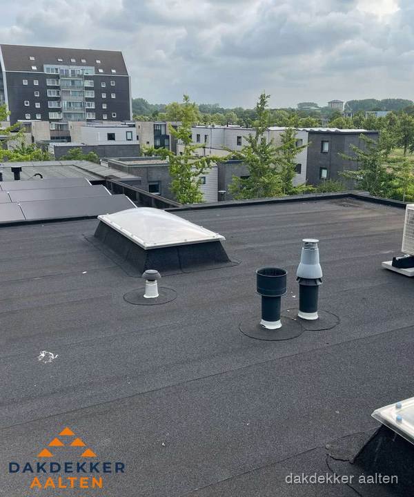 Groot plat dak met lichtkoepel en dakdoorvoeren in Aalten Groot plat dak met lichtkoepel en dakdoorvoeren in Aalten