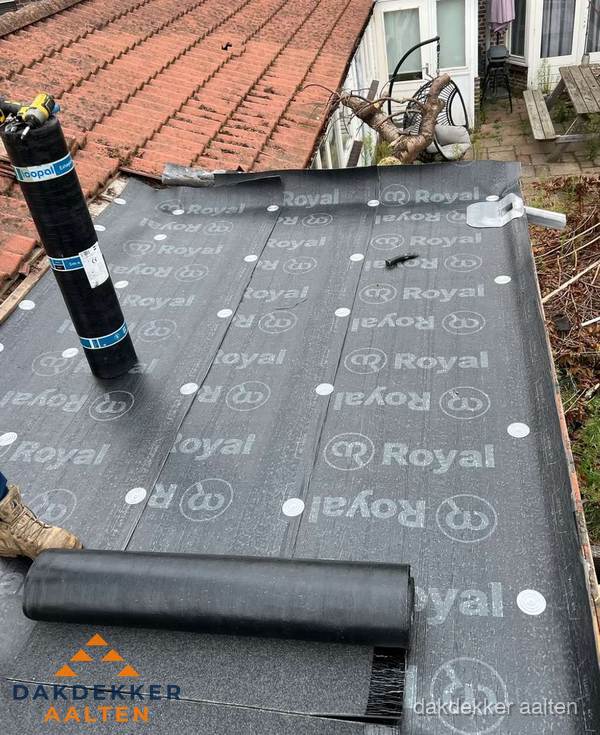 Bitumen dakbedekking leggen op plat dak aanbouw in Aalten Bitumen dakbedekking leggen op plat dak aanbouw in Aalten