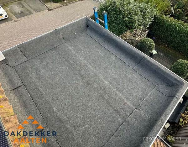 Gerenoveerd plat dak met nieuwe bitumen dakbedekking in Aalten Gerenoveerd plat dak met nieuwe bitumen dakbedekking in Aalten