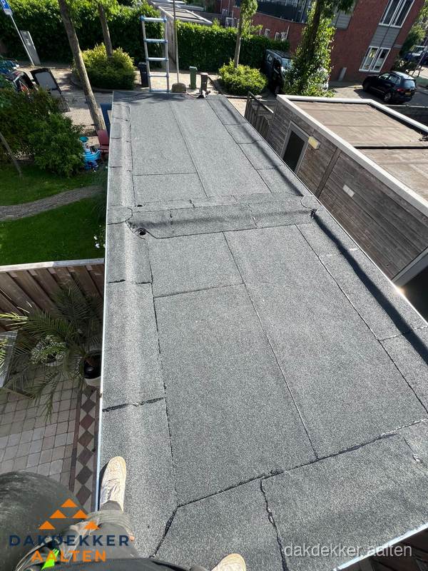 Bitumen plat dak rijtjeswoning vanuit dakdekker perspectief in Aalten
