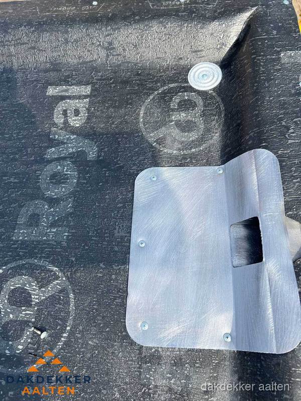 Dakgoot aansluiting op bitumen dak in Aalten Dakgoot aansluiting op bitumen dak in Aalten