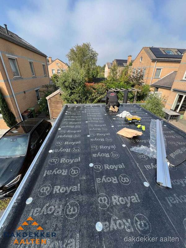 Nieuwe Royal bitumen dakbedekking op plat dak van aanbouw in Aalten Nieuwe Royal bitumen dakbedekking op plat dak van aanbouw in Aalten