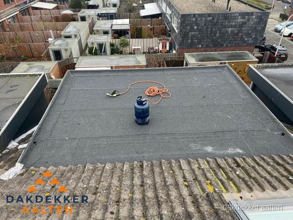 Plat dak met nieuwe bitumen dakbedekking en brandgereedschap in Aalten Plat dak met nieuwe bitumen dakbedekking en brandgereedschap in Aalten