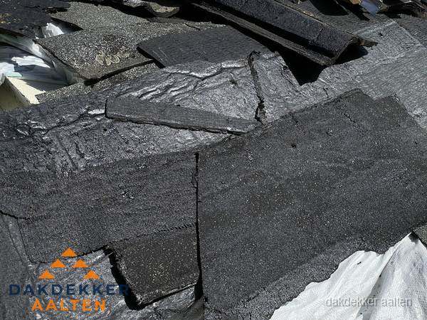 Verwijderd oud bitumen dakleer klaar voor vervanging in Aalten Verwijderd oud bitumen dakleer klaar voor vervanging in Aalten