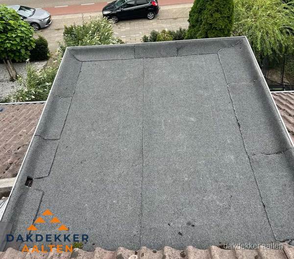 Nieuw aangebrachte bitumen dakbedekking op plat dak in Aalten Nieuw aangebrachte bitumen dakbedekking op plat dak in Aalten
