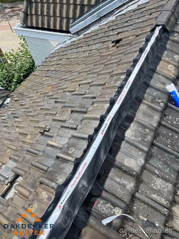 Nokvorst renovatie met Koramic nokrol op schuin pannendak in Aalten Nokvorst renovatie met Koramic nokrol op schuin pannendak in Aalten
