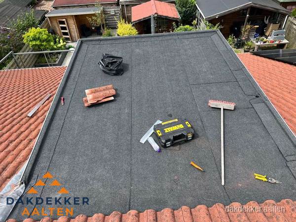 Gereedschap op nieuw plat dak na renovatie in Aalten Gereedschap op nieuw plat dak na renovatie in Aalten