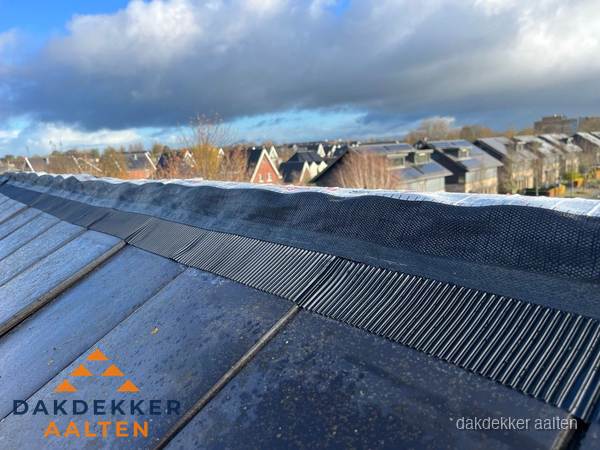 Dakisolatie bij de nok met ventilatieprofiel op schuin dak in Aalten Dakisolatie bij de nok met ventilatieprofiel op schuin dak in Aalten