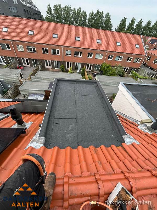 Bitumen dak reparatie op plat dak tussen dakpannen in Aalten Bitumen dak reparatie op plat dak tussen dakpannen in Aalten