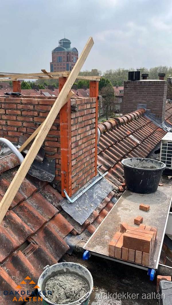 Schoorsteen renovatie met metselwerk op schuin dak in Aalten Schoorsteen renovatie met metselwerk op schuin dak in Aalten