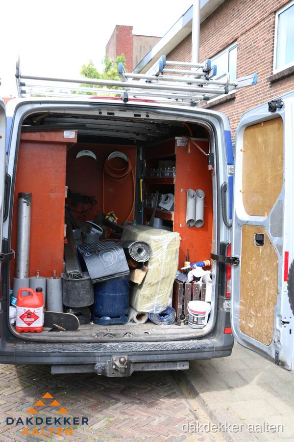 Bedrijfsbus van dakdekker met gereedschap en materialen in Aalten