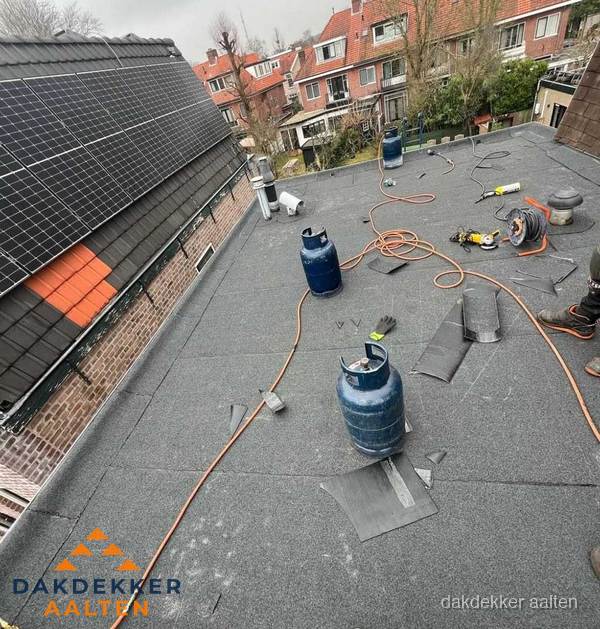 Daklekkage repareren met brandgereedschap op plat dak in Aalten Daklekkage repareren met brandgereedschap op plat dak in Aalten