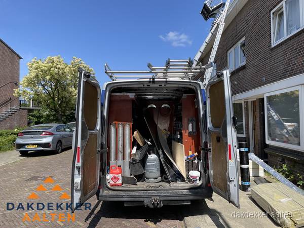 Spoed dakdekker bus met gereedschap en ladder bij woning in Aalten Spoed dakdekker bus met gereedschap en ladder bij woning in Aalten
