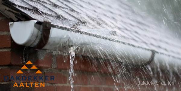 Lekkende dakgoot tijdens regenval in Aalten Lekkende dakgoot tijdens regenval in Aalten