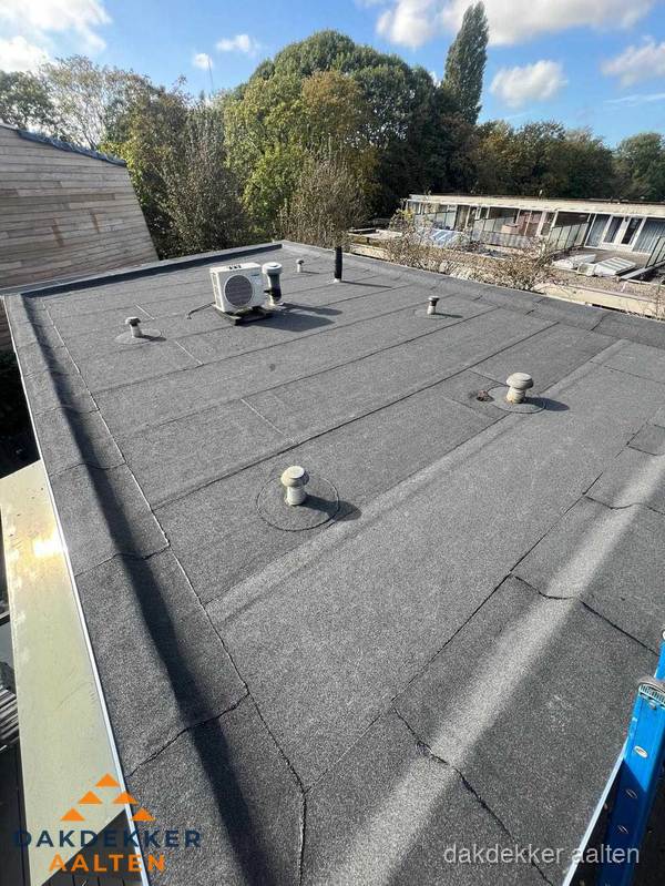 Kosten dakdekker: afgewerkt plat bedrijfsdak met bitumen in Aalten Kosten dakdekker: afgewerkt plat bedrijfsdak met bitumen in Aalten