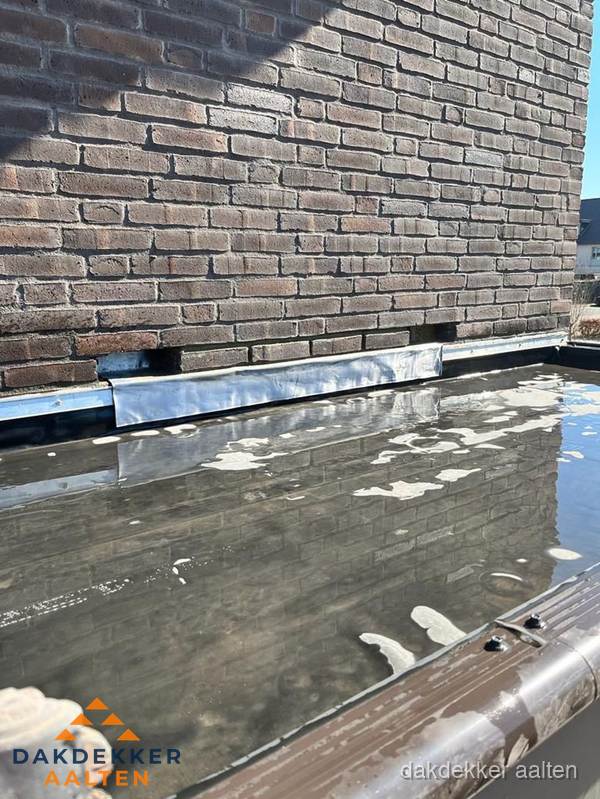 Stilstaand water op plat dak door slechte afwatering in Aalten Stilstaand water op plat dak door slechte afwatering in Aalten