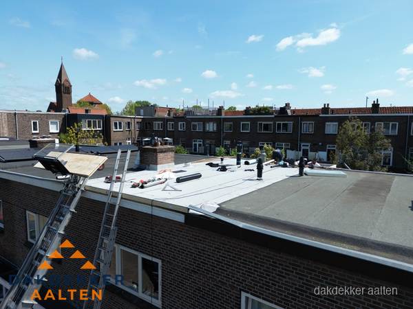 Dakdekkers aan het werk op plat dak in Aalten Dakdekkers aan het werk op plat dak in Aalten