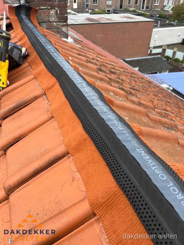 Nokventilatie installeren op hellend pannendak in Aalten Nokventilatie installeren op hellend pannendak in Aalten