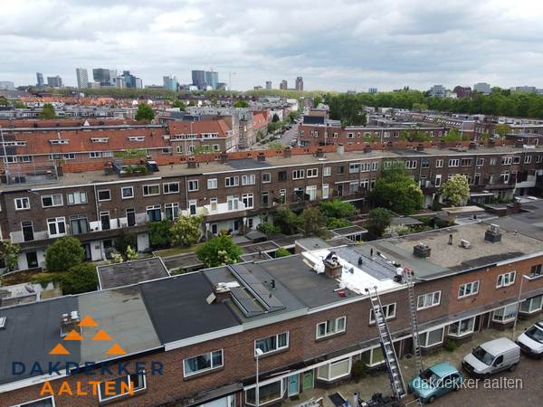 Spoed dakdekker aan het werk op plat dak in woonwijk Aalten Spoed dakdekker aan het werk op plat dak in woonwijk Aalten