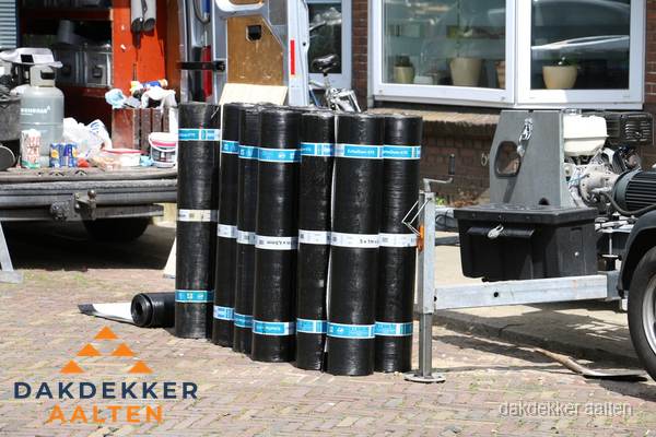 Rollen bitumen dakbedekking klaar voor daklekkage reparatie in Aalten Rollen bitumen dakbedekking klaar voor daklekkage reparatie in Aalten