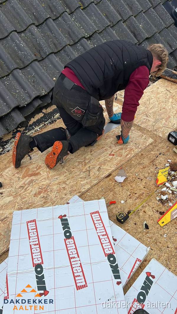 Dakdekker plaatst PIR-isolatieplaten op plat dak in Aalten Dakdekker plaatst PIR-isolatieplaten op plat dak in Aalten