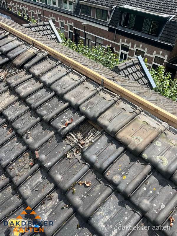 Dakonderhoud aan schuin pannendak met nokvernieuwing in Aalten Dakonderhoud aan schuin pannendak met nokvernieuwing in Aalten