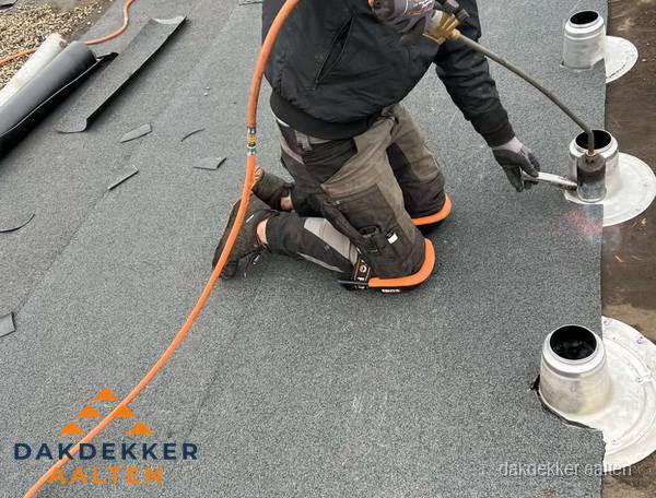 Dakdekker repareert bitumen dakleer bij dakdoorvoer in Aalten Dakdekker repareert bitumen dakleer bij dakdoorvoer in Aalten